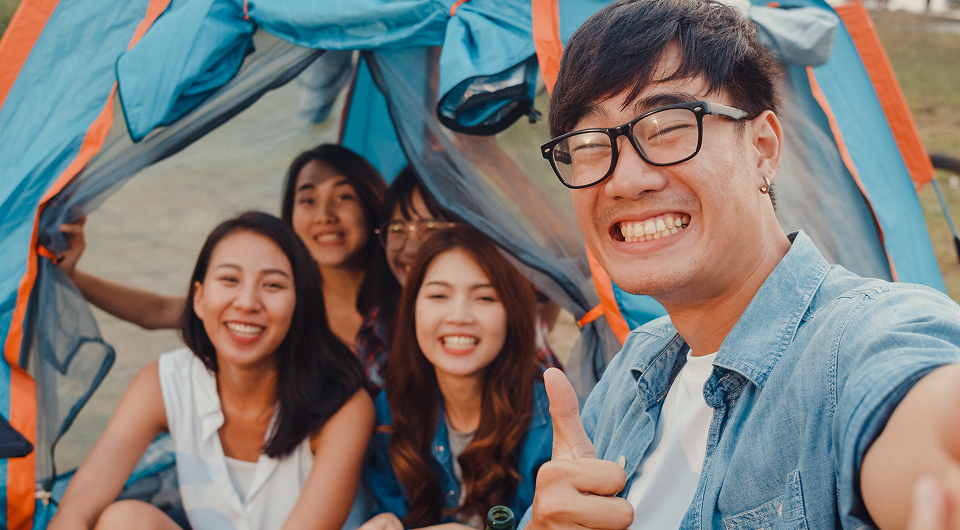 Nhóm bạn trẻ chụp hình cùng nhau