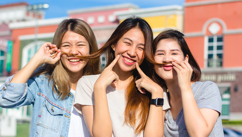 Nhóm bạn trẻ vui vẻ ngoài trời